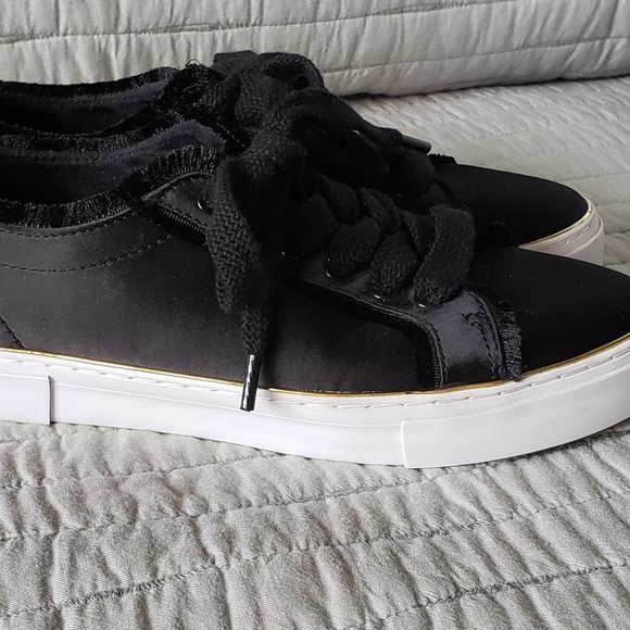 Women's Guess sneakers size 8.5 - Picture 3 of 7